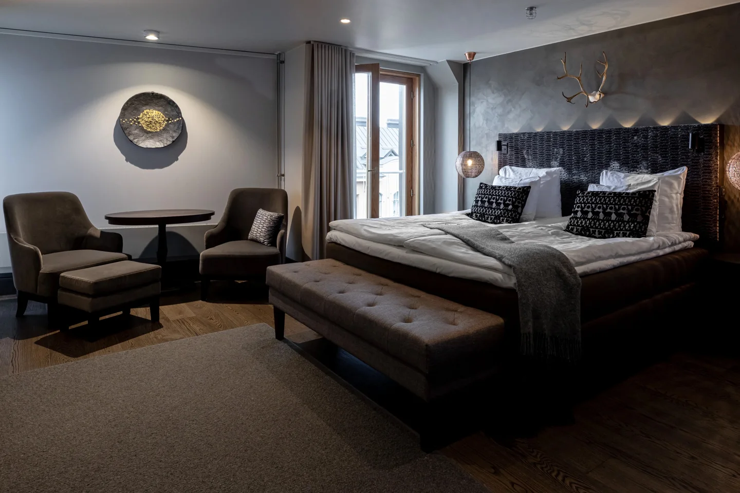 Quarto com cama de casal e design nórdico em Helsinki