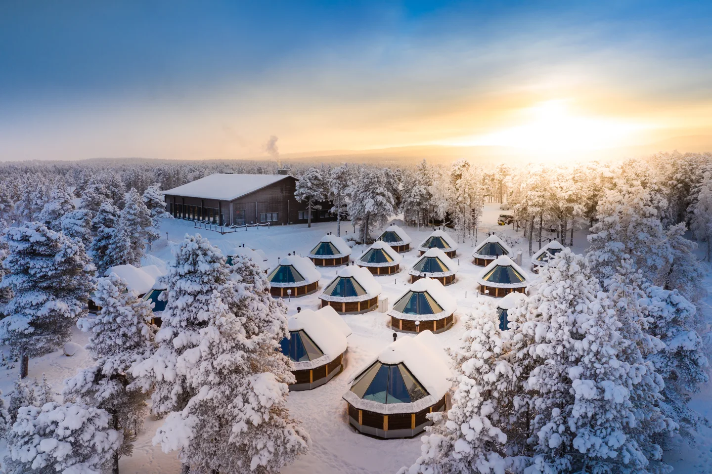 Cabanas imersas na paisagem de inverno de Inari