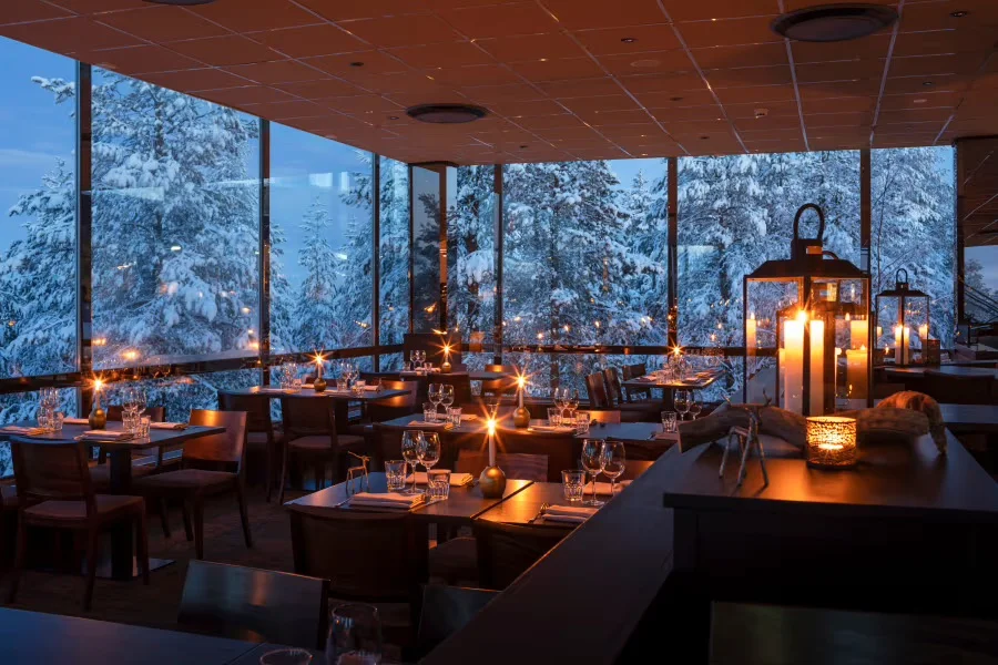 Janelas panorâmicas para a floresta nevada em Rovaniemi