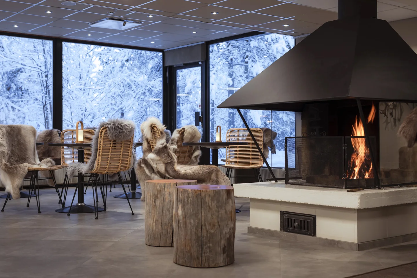 Lounge acolhedor com lareira e vista da neve