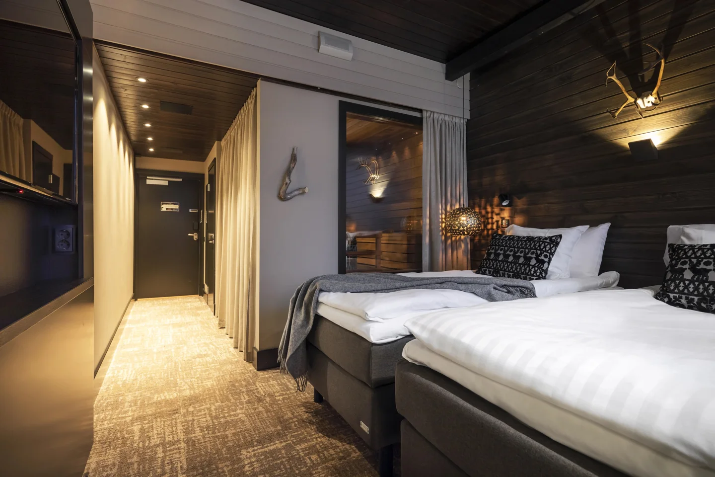 Quarto com sauna privativa e cama de casal em Rovaniemi